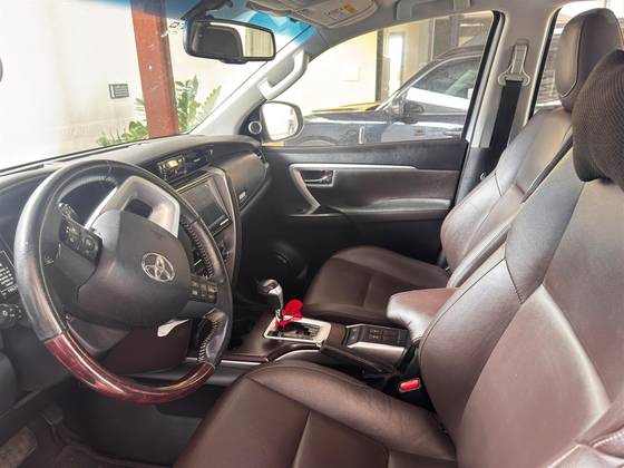 TOYOTA HILUX SW4 2.8 SRX 4X4 7 LUGARES 16V TURBO INTERCOOLER DIESEL 4P AUTOMÁTICO